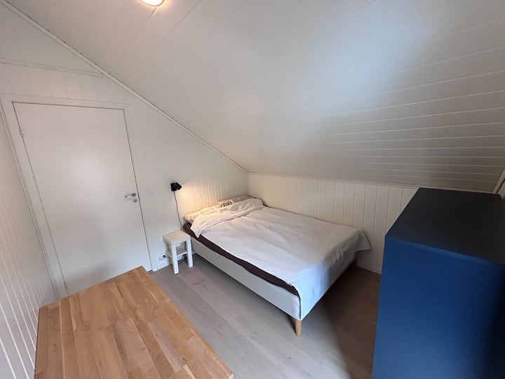 Спална соба 1 на 2 кат со кревет, биро и гардероба од 140 см