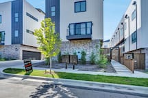 Chic Dallas 2BR w/ Rooftop & Ensuite Comfort