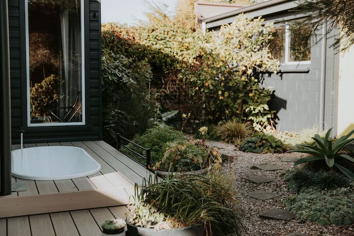 Tea Tree on Tasman – Central Serenity with Gardens