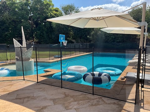 Modern villa with Private Pool, Minutes to Beach!