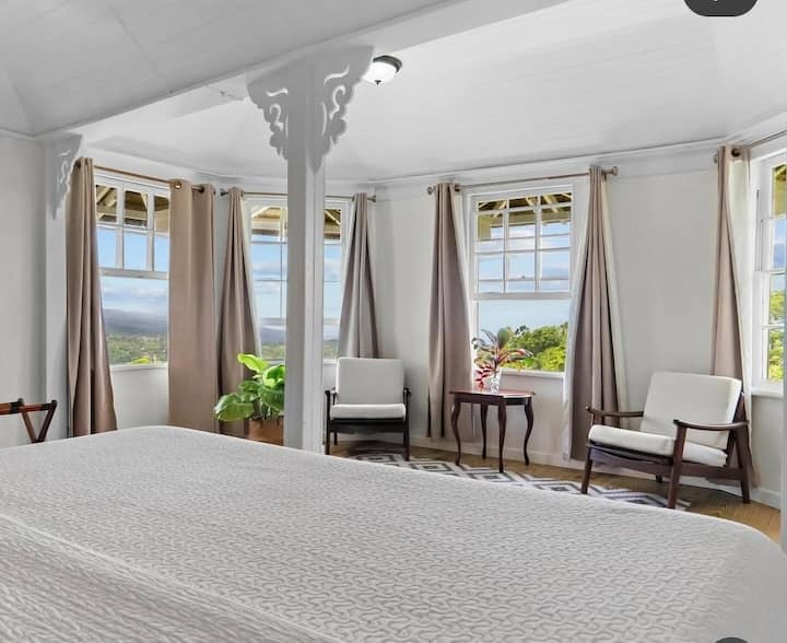 Este es nuestro primer dormitorio principal tamaño king con su propio baño privado moderno 