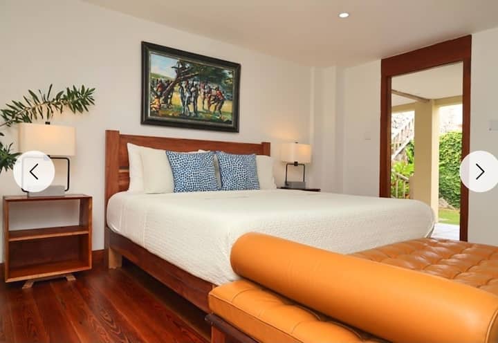 Nuestro segundo dormitorio principal se llama Pimento Suite. Esta habitación King tiene un hermoso baño privado moderno con ducha de efecto lluvia. 