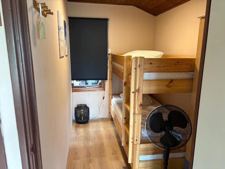 ห้องนอนที่มีเตียงสองชั้นนี้เหมาะสำหรับ 2 คนและมีตู้เสื้อผ้า เหมาะสำหรับค่ำคืนที่อบอุ่นสำหรับสองคน