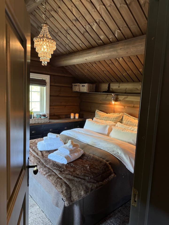 غرفة النوم الثالثة في الطابق الثاني. سرير مزدوج عالي الجودة من جنسن (150 × 200) مع فراش قطني مصري ناعم ورائع.  هناك مساحة كبيرة لتخزين الملابس والأغراض الشخصية على الرف فوق السرير. يمكن أيضًا استخدام الخزانة كطاولة جانبية. 