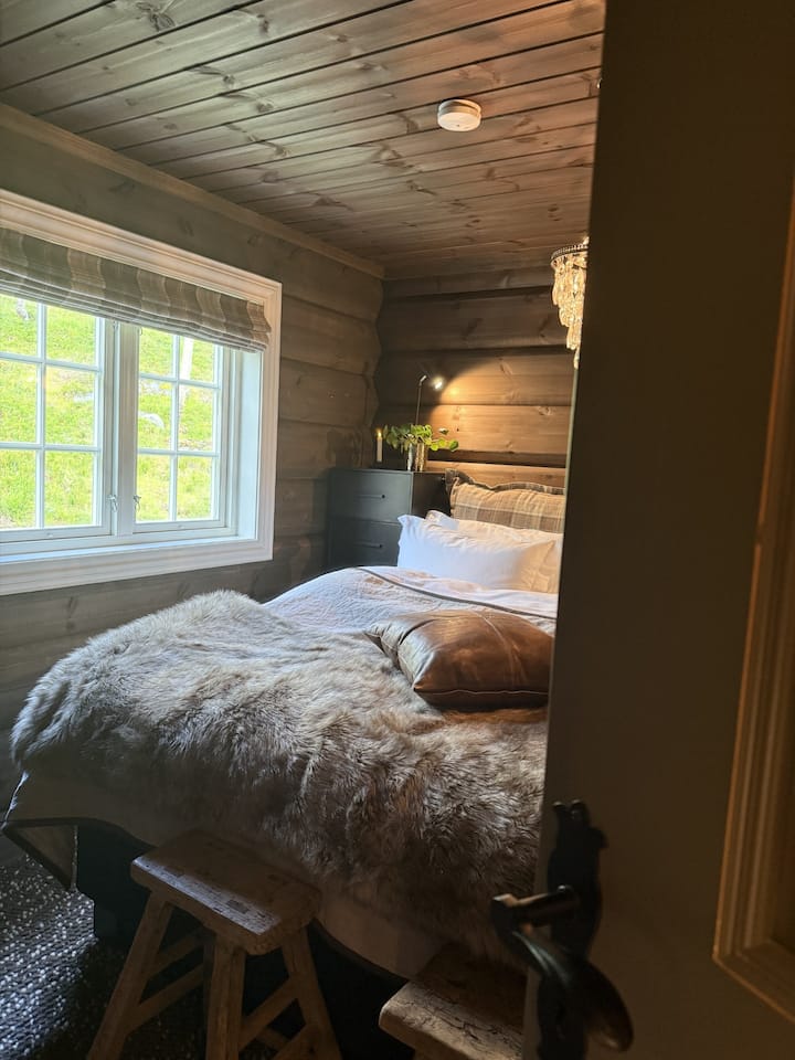 تقع غرفة النوم 4 على مستوى 1.5 وتتصل بحمام خاص.   