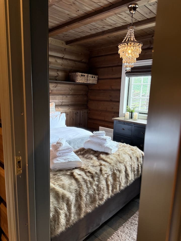 تقع غرفة النوم 1 في الطابق 1 مع إمكانية الوصول إلى الحمام في نفس الطابق.  سرير مريح من جنسن (150 × 200) مع فراش من القطن المصري يوفر الراحة المثلى طوال الليل.