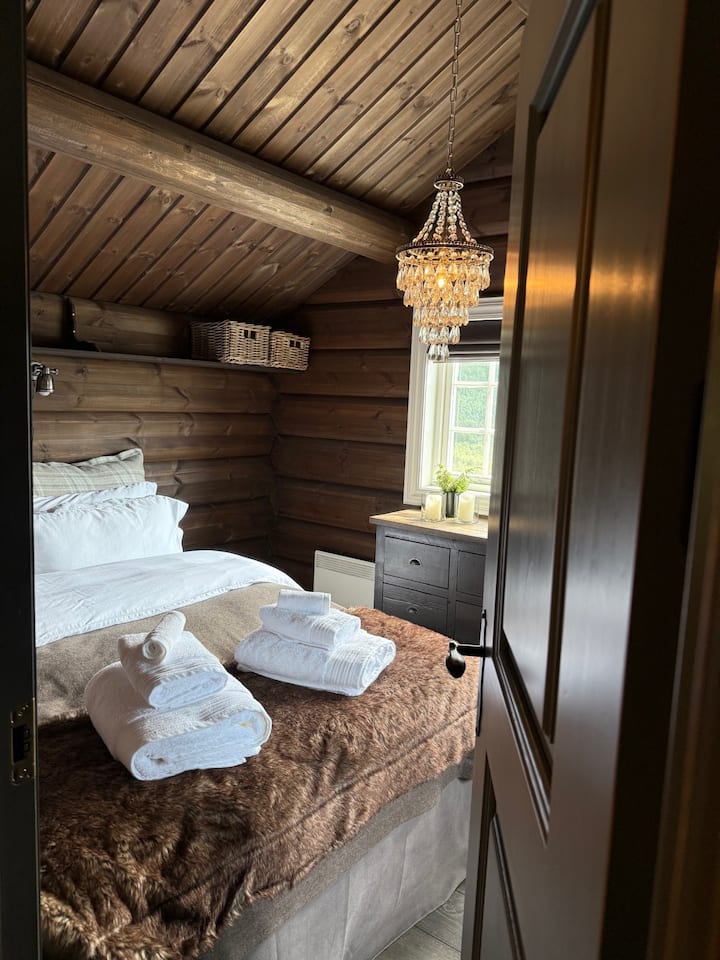 غرفة نوم 2 في الطابق الثاني. سرير مزدوج عالي الجودة من جنسن (150 × 200) مع فراش قطني مصري ناعم ورائع.  هناك مساحة كبيرة لتخزين الملابس والأغراض الشخصية على الرف فوق السرير. يمكن أيضًا استخدام الخزانة كطاولة جانبية. 