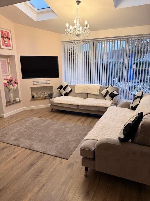 Top Airbnb: staysolihull, contractor friendly, sleeps 6 in Solihull