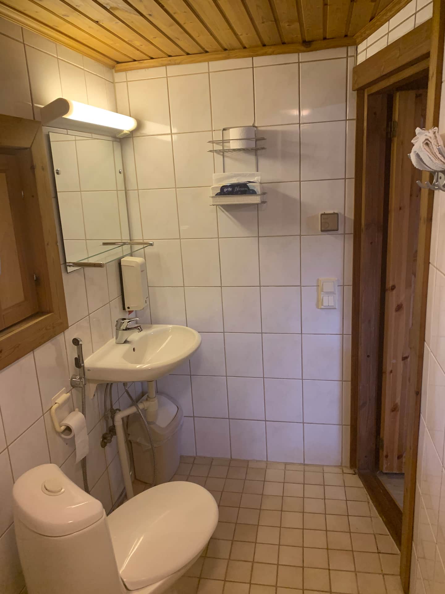 Lomahyppäys-6 Hengen Parvimökki 2