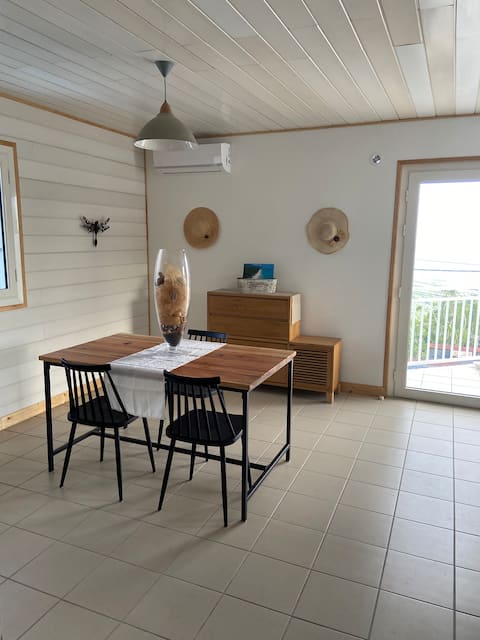 Top Airbnb: Charming Hut - Beautiful Ocean View and Pool à Les Avirons