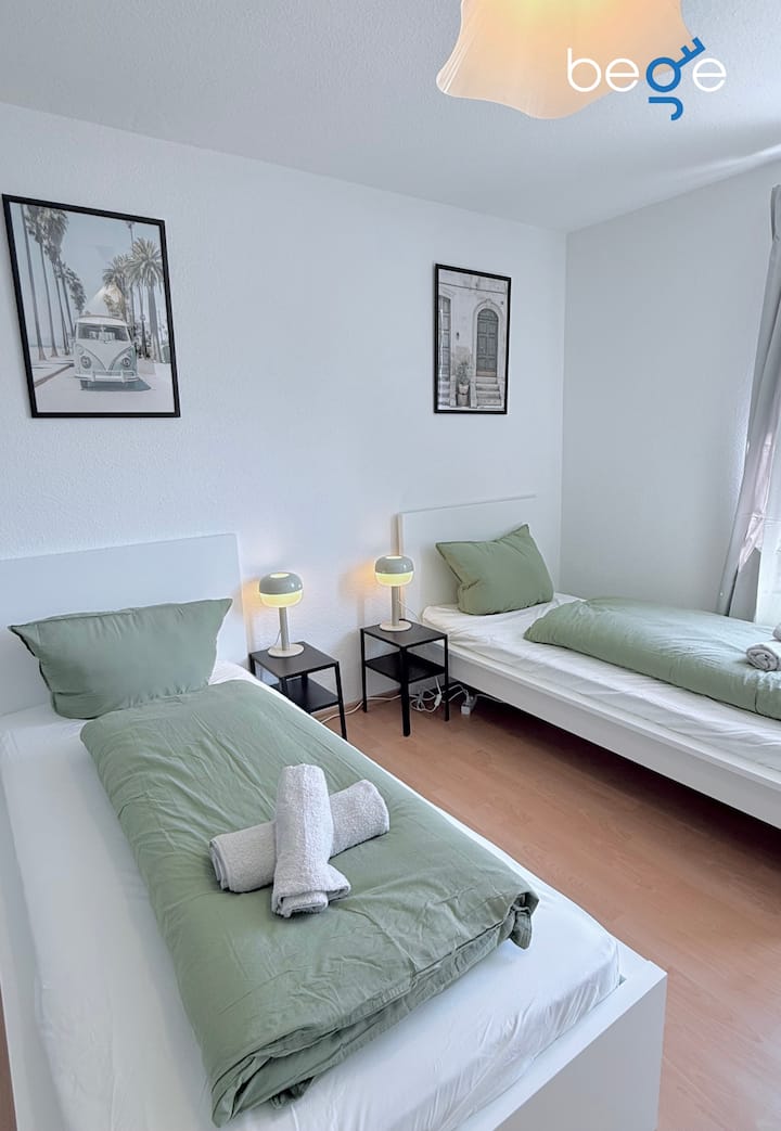 غرفة نوم 2 بسريرين مفردين ومنطقة جلوس وتلفزيون ذكي