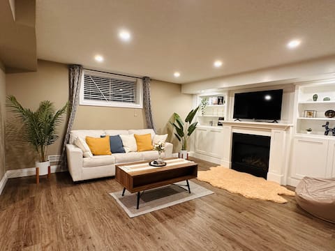 Successful Airbnb property: Entire Basement: 1 Bedroom + Extra Queen Sofa Bed in Waterloo