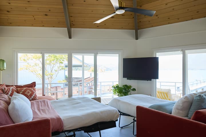 *New* Retro Lake Front Home | Stay On The Water - Clearlake, CA