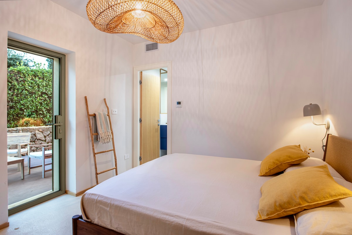 Eerste slaapkamer met tweepersoonsbed, grote kledingkast en eigen badkamer. Heeft directe toegang buiten.