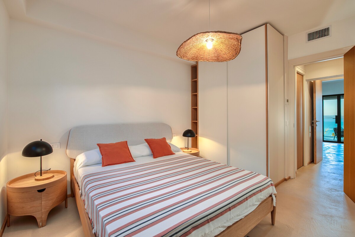 Tweede slaapkamer met een tweepersoonsbed, een grote kledingkast waar je je kleren kunt opbergen en een schattige leeshoek.