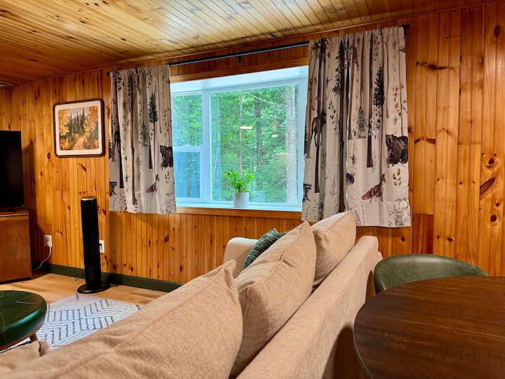 მყუდრო საცხოვრებელი სივრცე 65‑დუიმიანი სმარტ‑ტელევიზორითა და გაზის ბუხრით, რომლის ჩართვაც მარტივად შეგიძლიათ ჩამრთველით. Იდეალურია მთაში ერთი დღის შემდეგ ფილმების ღამეებისთვის.