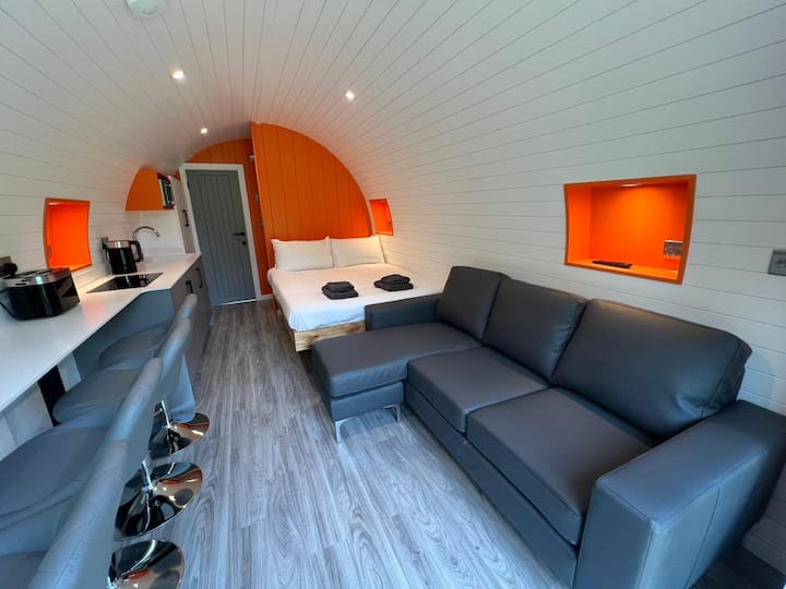Lakeside Glamping With Hot Tub - Wales