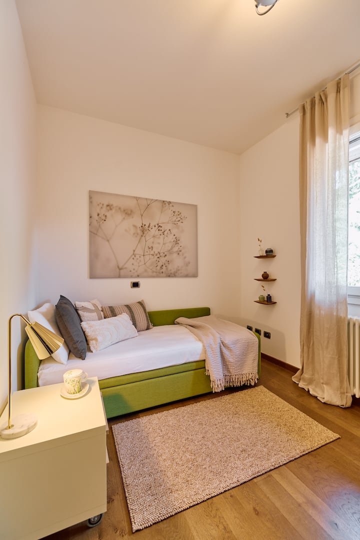 เตียงเดี่ยวพร้อมเตียงแบบดึงออกได้เตียงที่สอง ซึ่งช่วยให้คุณเปลี่ยนห้องเป็นห้องพักสำหรับสองคนหรือห้องพักสำหรับสองคนได้อย่างสบายหากจำเป็น