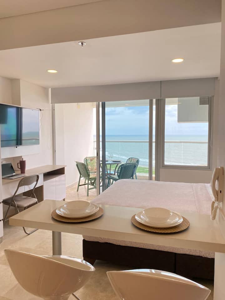 مسكن بإطلالة جميلة على المحيط وسرير مزدوج ومركز عمل وتراس