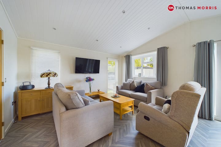 Lakeside Lodge Retreat With Views - Raptor Foundation