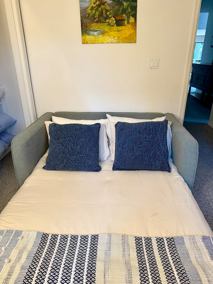 Bureau dédié avec deux bureaux qui sert aussi de chambre à coucher et vue sur la forêt : parfait pour le travail à distance, les études ou un endroit calme pour se concentrer pendant votre séjour. Cette chambre dispose également d'un canapé-lit. 