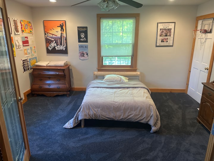 Godoro la futoni kwenye fremu ya kitanda.  