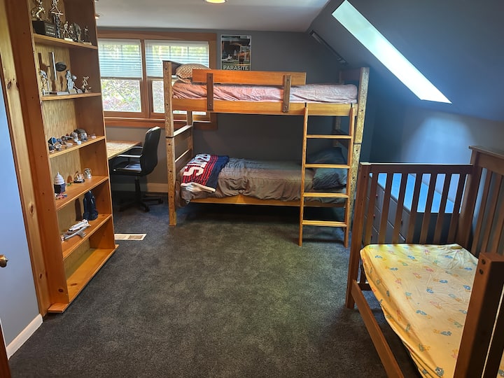 Kitanda cha mchana kimewekwa kwa ajili ya watoto wadogo.  Inaweza kubadilishwa kuwa kitanda cha mtoto (kuongeza sakafu ya mbele na godoro la kuinua) kwa ilani ya mapema ya kutosha.