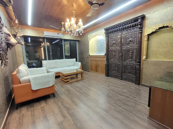 Luxurious Rajwadi Apartment In Ahmedabad - 阿默達巴德