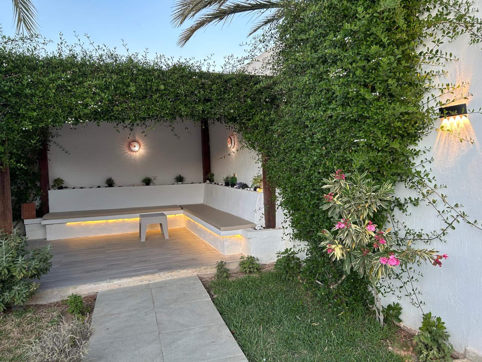 The blue house with pool, not overlooked, in Midoun — photo 4