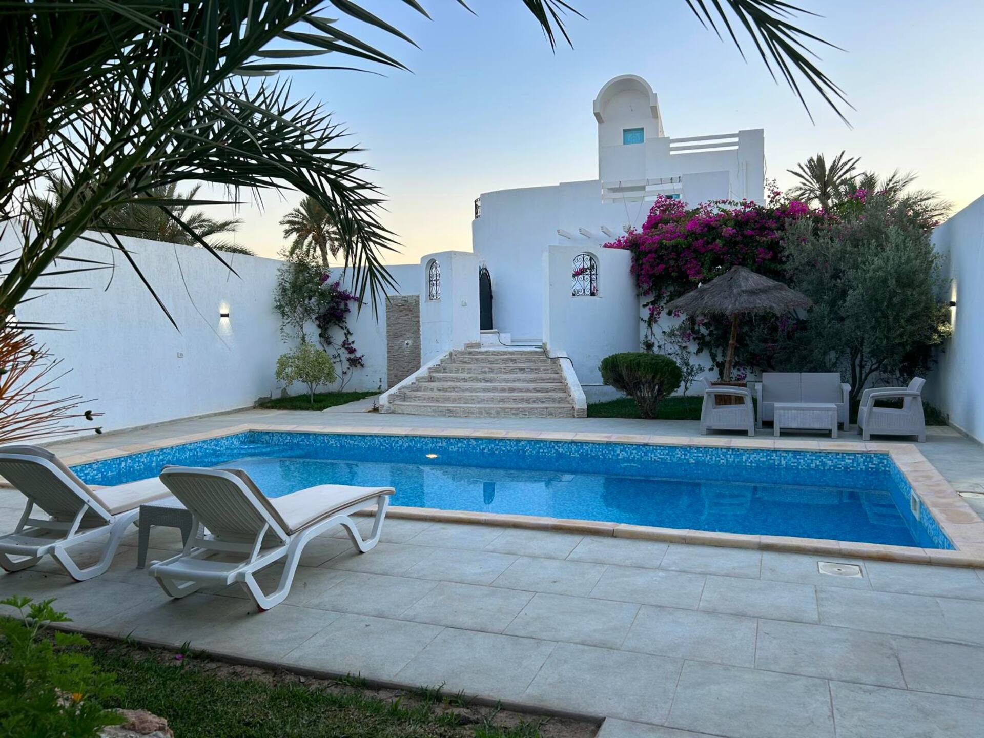 The blue house with pool, not overlooked, in Midoun