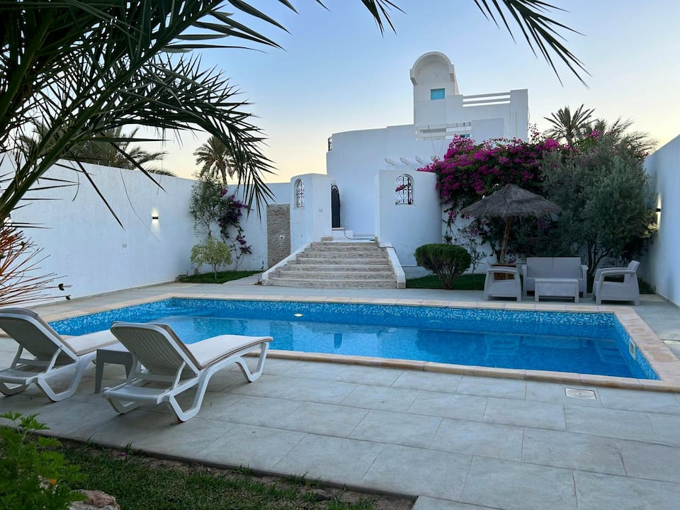 The blue house with pool, not overlooked, in Midoun — photo 1