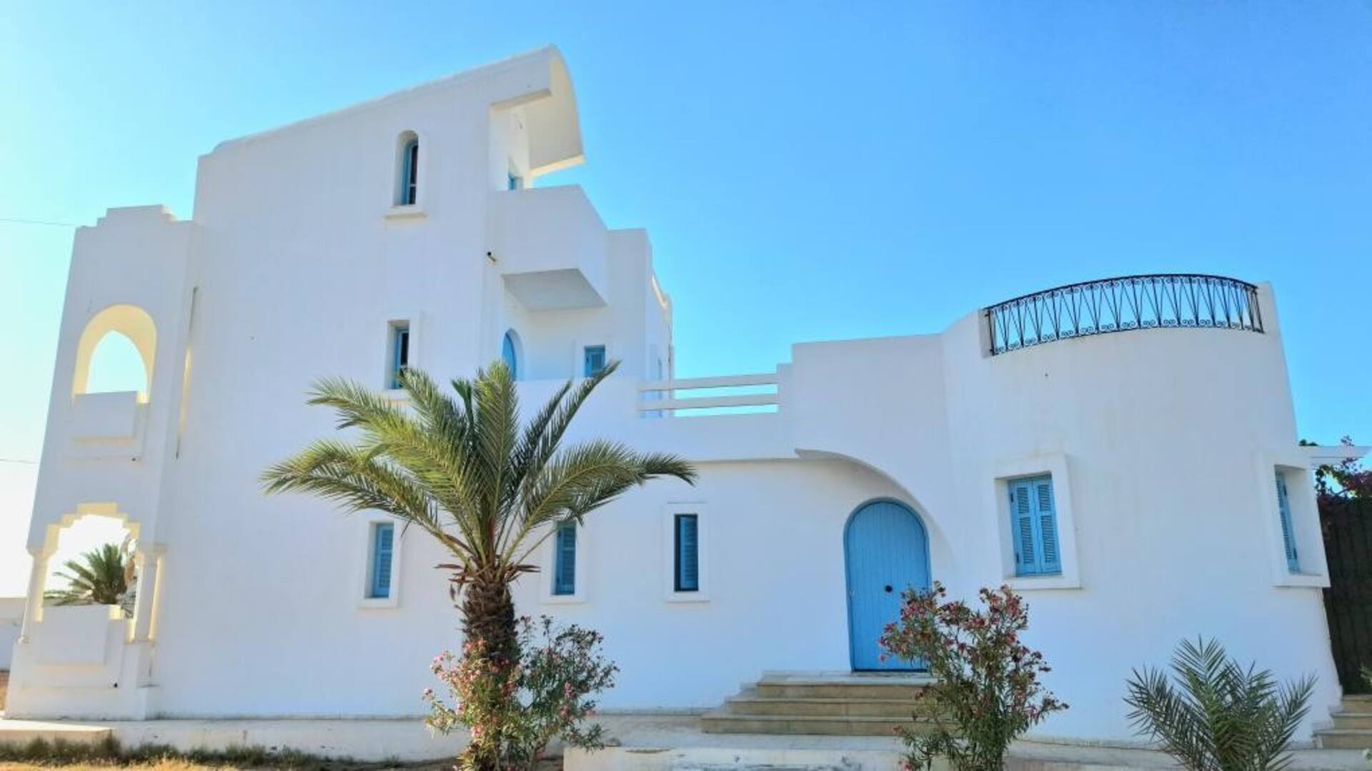 The blue house with pool, not overlooked, in Midoun — photo 2