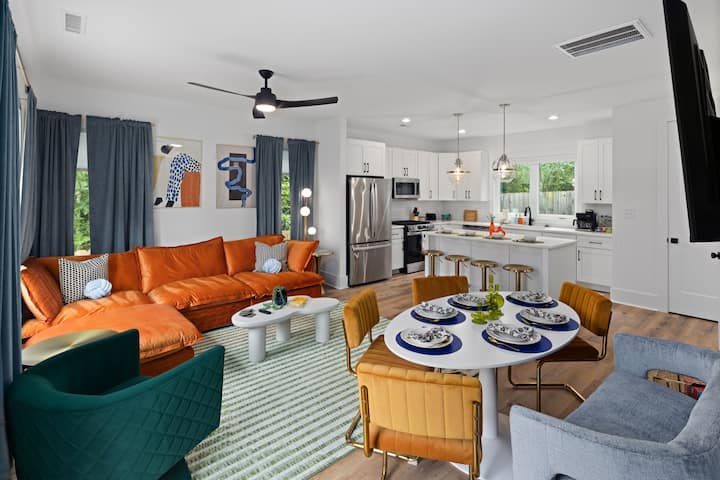 Game Night House | Projector Patio & Backyard Fun - Raleigh, NC