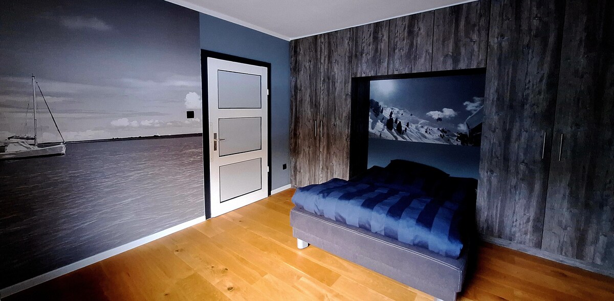 Kuna kitanda cha sofa chenye upana wa mita 1.40 ambacho kinaweza kumudu watu wawili.
Ni mahali pazuri na pa starehe, unaweza kulala vizuri hapa.
Chumba kiko kwenye ghorofa ya chini. 