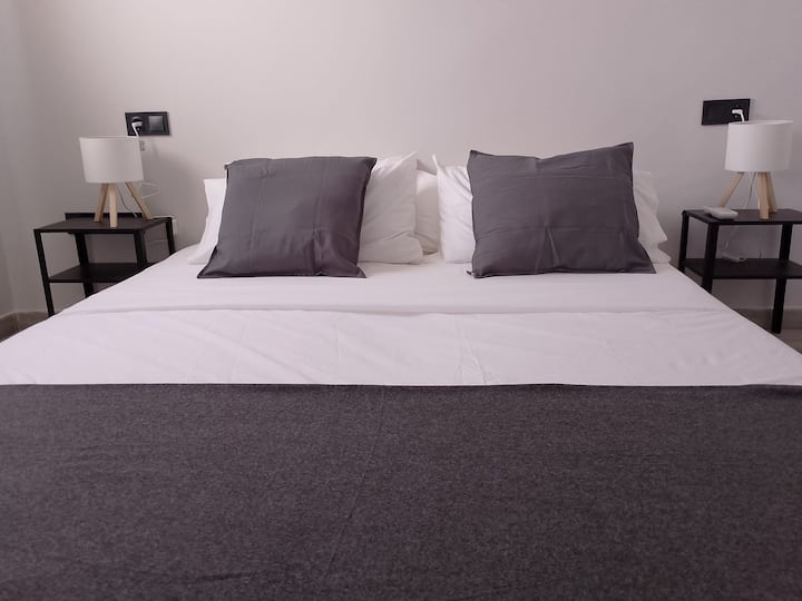 غرفة النوم هذه متعددة الاستخدامات. يمكن أن يكون سرير بحجم 160 × 200 أو سريرين مفردين بحجم 80 × 200.  