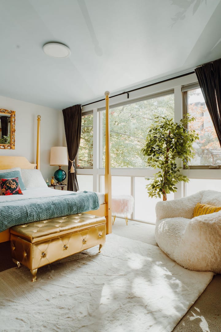  Кралско и релаксирачко — спијте во златниот кралски кревет врамен со прозорци од подот до таванот со завеси за затемнување. Златните и сините акценти го надополнуваат просторот, додека удобната љубовница нуди совршено место за опуштање со стил и удобност.