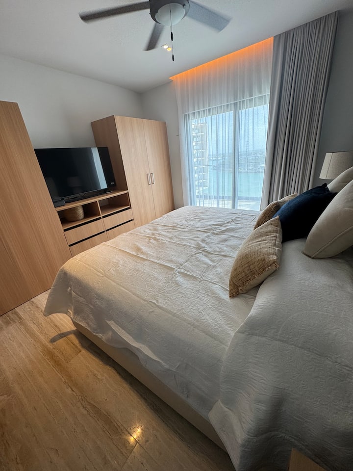 ¿Y que puede haber mejor que una cómoda cama King Size,  aire acondicionado o sólo ventilador para dormir arrullado por el sonido de las olas del mar y despertar con el canto de las aves?