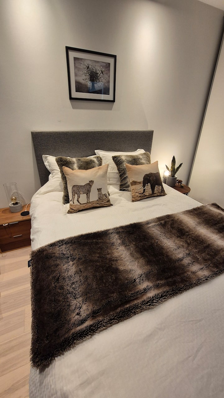 ห้องนอนพร้อมเตียงควีนไซส์ (150X200 ซม.) และเครื่องปรับอากาศ 