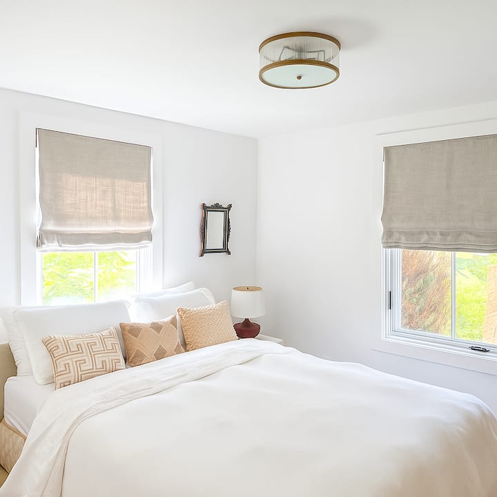 Chambre confortable avec lit Queen Size, inondée de lumière naturelle et empreinte du charme paisible des Catskills