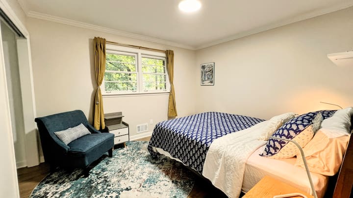 سرير كوين متين مع إطلالة على الغابة. استمتع برحلتك مع الستائر الداكنة.