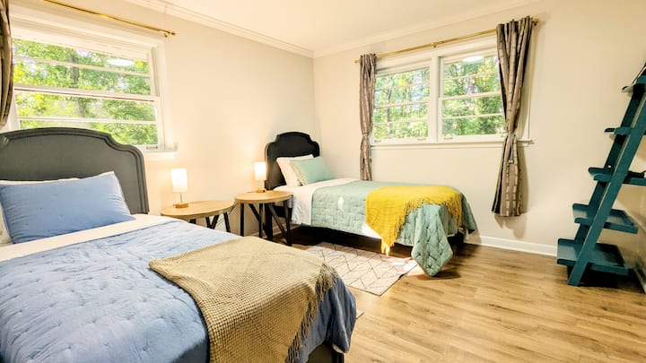 يوفر سريران مفردان أماكن إقامة للمزيد من الضيوف. إذا كنت تقيم لفترة أطول (30 يومًا على الأقل) وتحتاج إلى مساحة مختلفة، فيمكننا تحويل هذه الغرفة إلى مكتب منزلي.