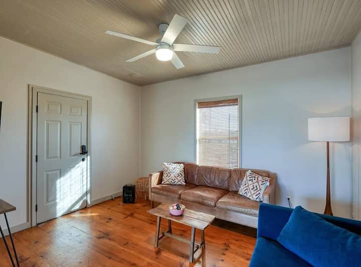 Steps From Llano River, Sleeps 4 - Llano, TX