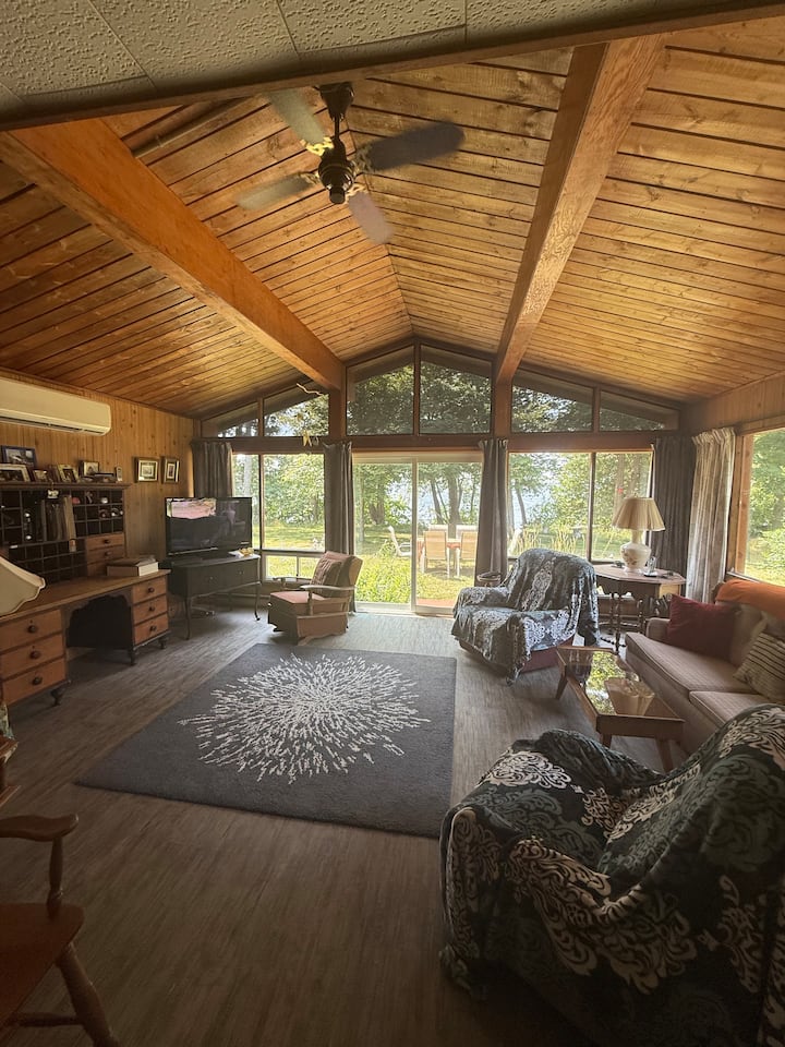 Beckwith Landing -Lakeside Cottage & Timber Cabin - Ottawa