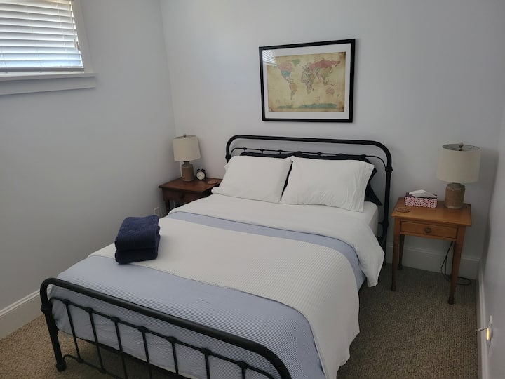 מבט נוסף על חדר השינה הראשי - מואר ונוח.