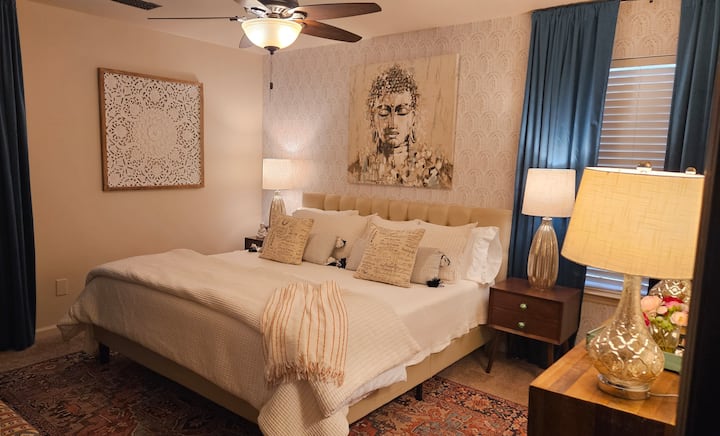 Оваа соба има стандарден брачен кревет (широк 180-220 см) со чаршафи од органски памук. Завесите за затемнување ќе ви помогнат да имате мирен сон.