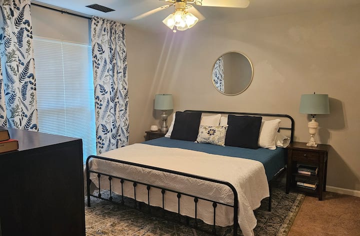 Во спалната соба има голем брачен кревет (California king) со чаршафи од органски памук и удобен стол за читање. Има книги за позајмување ако ја заборавите вашата. 