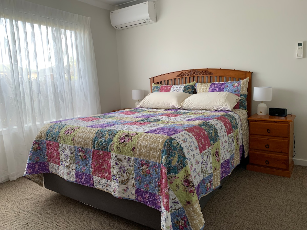 Contiene una cama tamaño queen y una cama tamaño king individual.