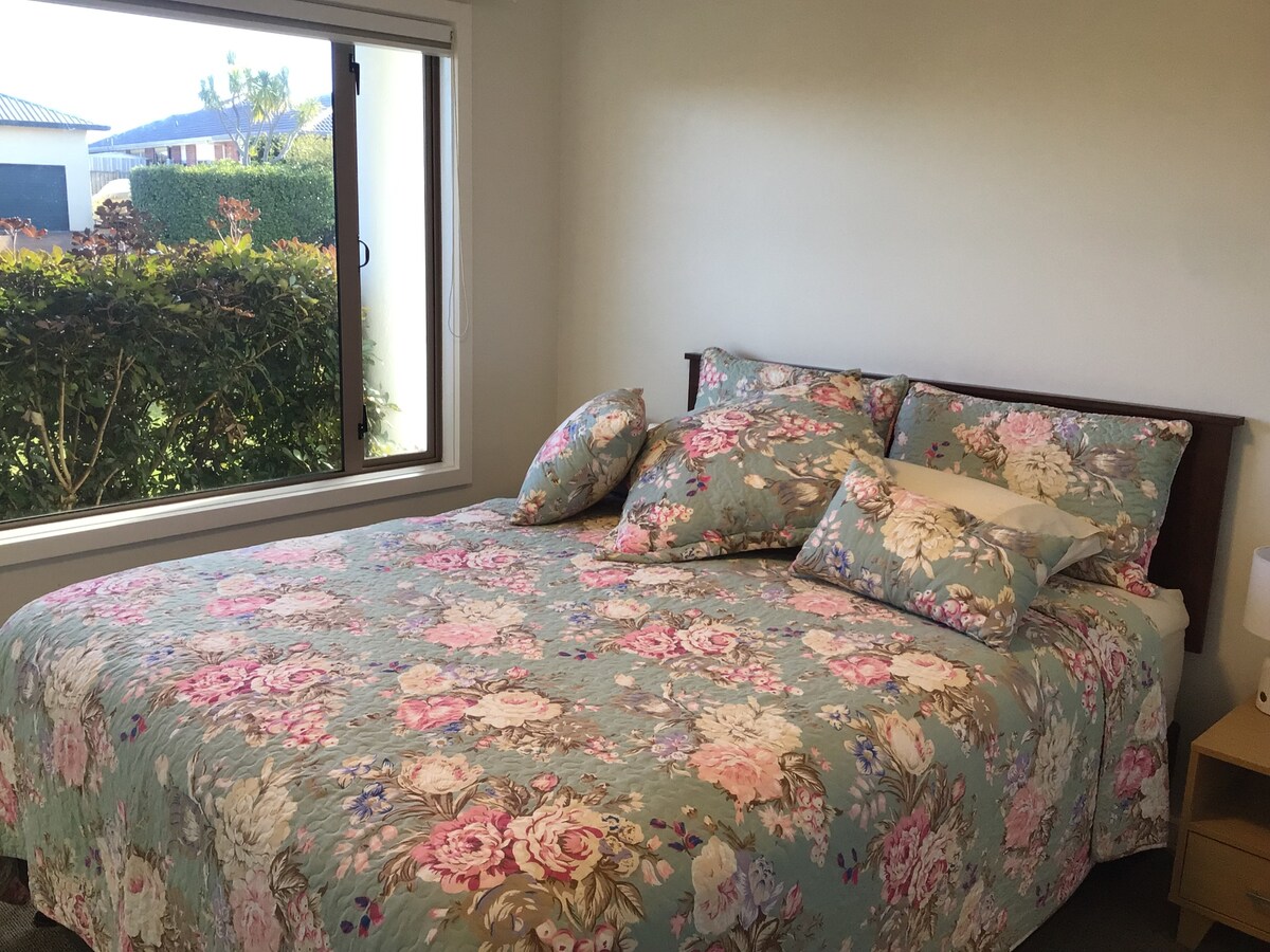 Contiene una cama tamaño queen