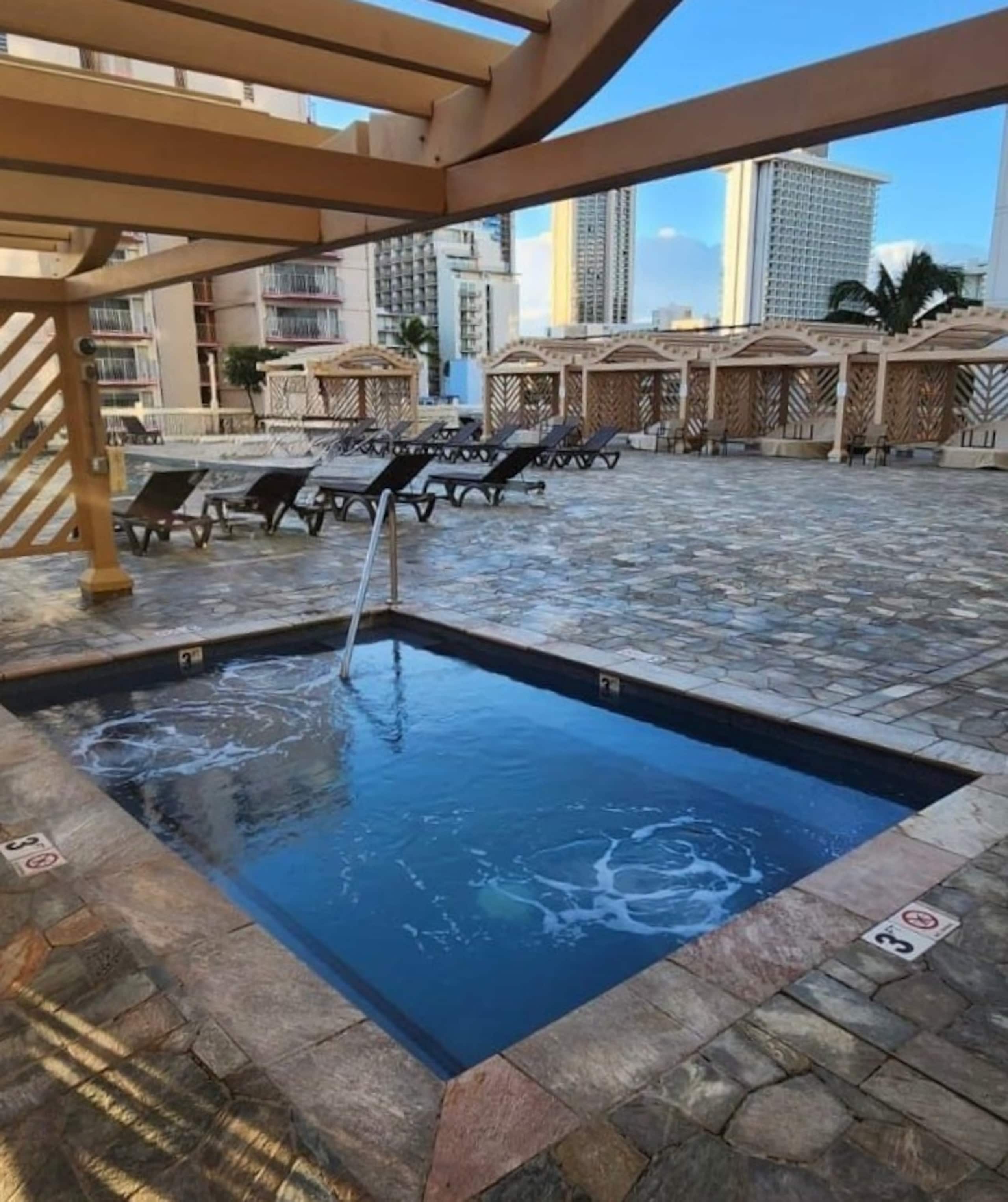 Modern upgrade near beach amazing views king bed - Image 28