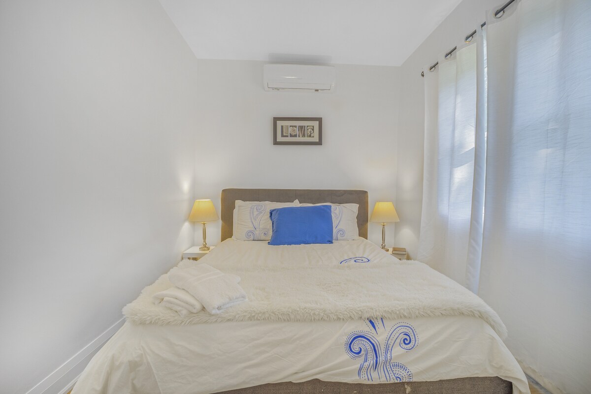 Dormitorio tamaño queen totalmente climatizado con cómoda cama y colchón. 